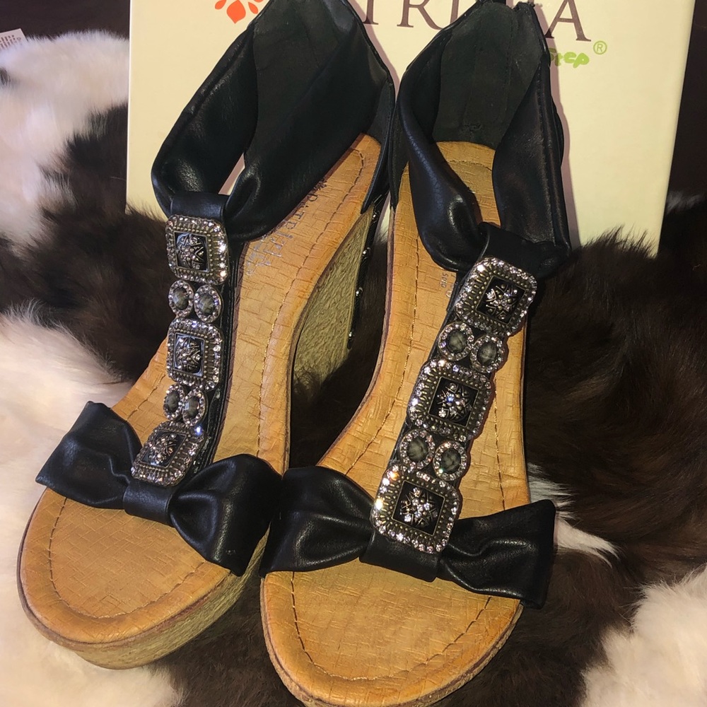 Adorable T strap wedges with jewel accents ✨💕